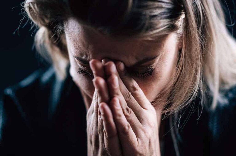 Anksioznost: žena zastaje sa rukama ispred lica